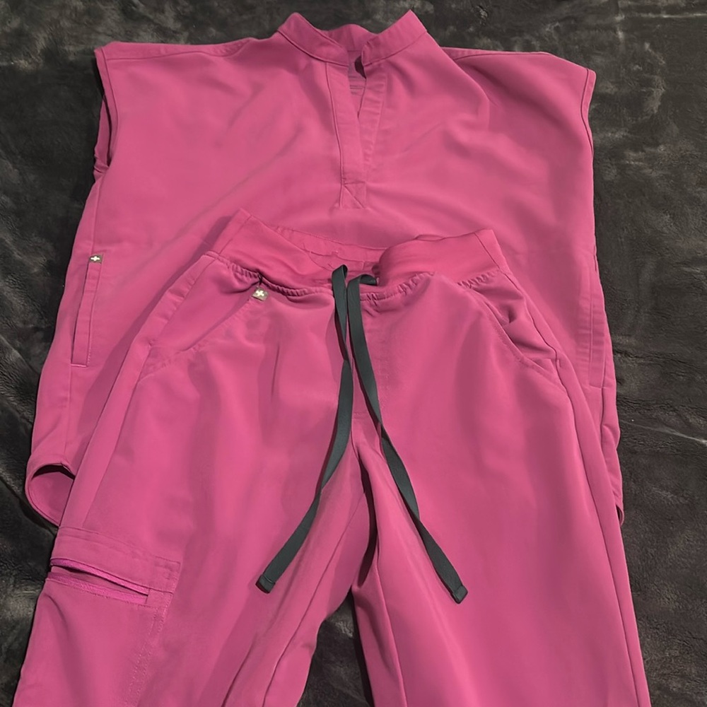 Figs purplish scrubs.